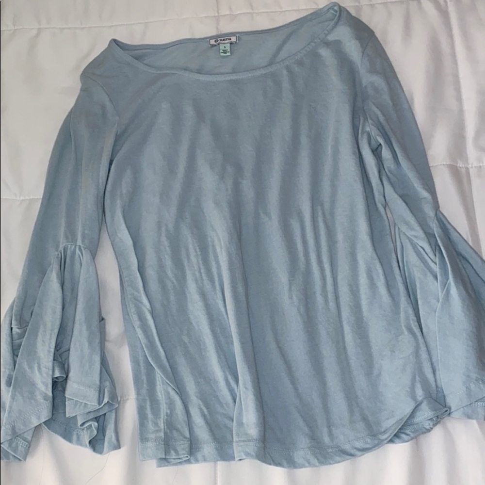 shirt with flowey sleeves